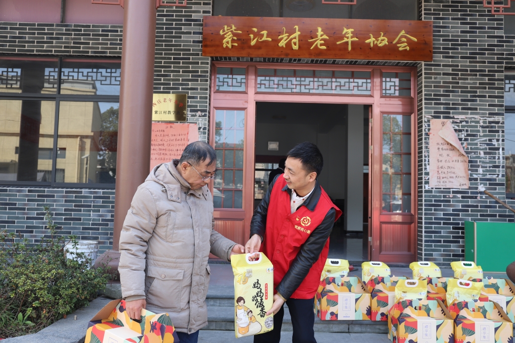 暖春意，敬老情-华体会官方网站-华体会huatihui(中国)多年坚持慰问孤寡老人
